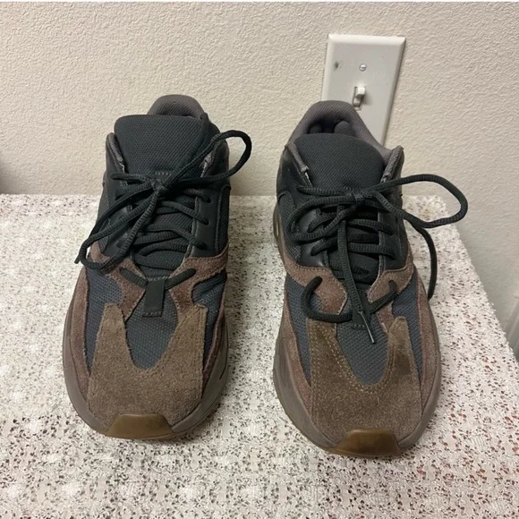 Authentic Adidas Yeezy boost 700 mauve - Picture 1 of 11